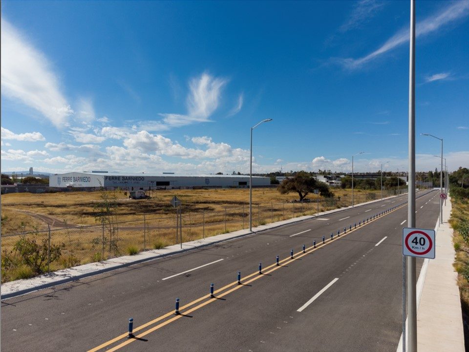 Terreno  Comercial  Venta 5000 mts.  Av. Paseo de la República. Col. El Salitre, Querétaro, Qro.
