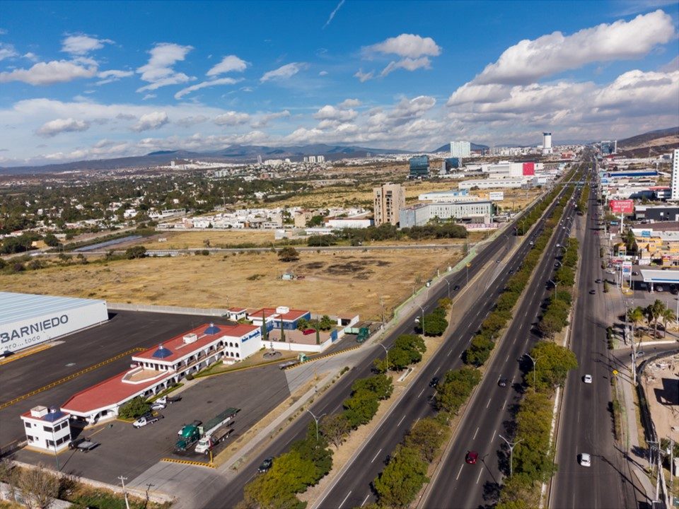 Aportación Terreno Comercial AAA  - (27,392 m2) -  Av. Paseo de la República Qro. /  169 ml de frente
